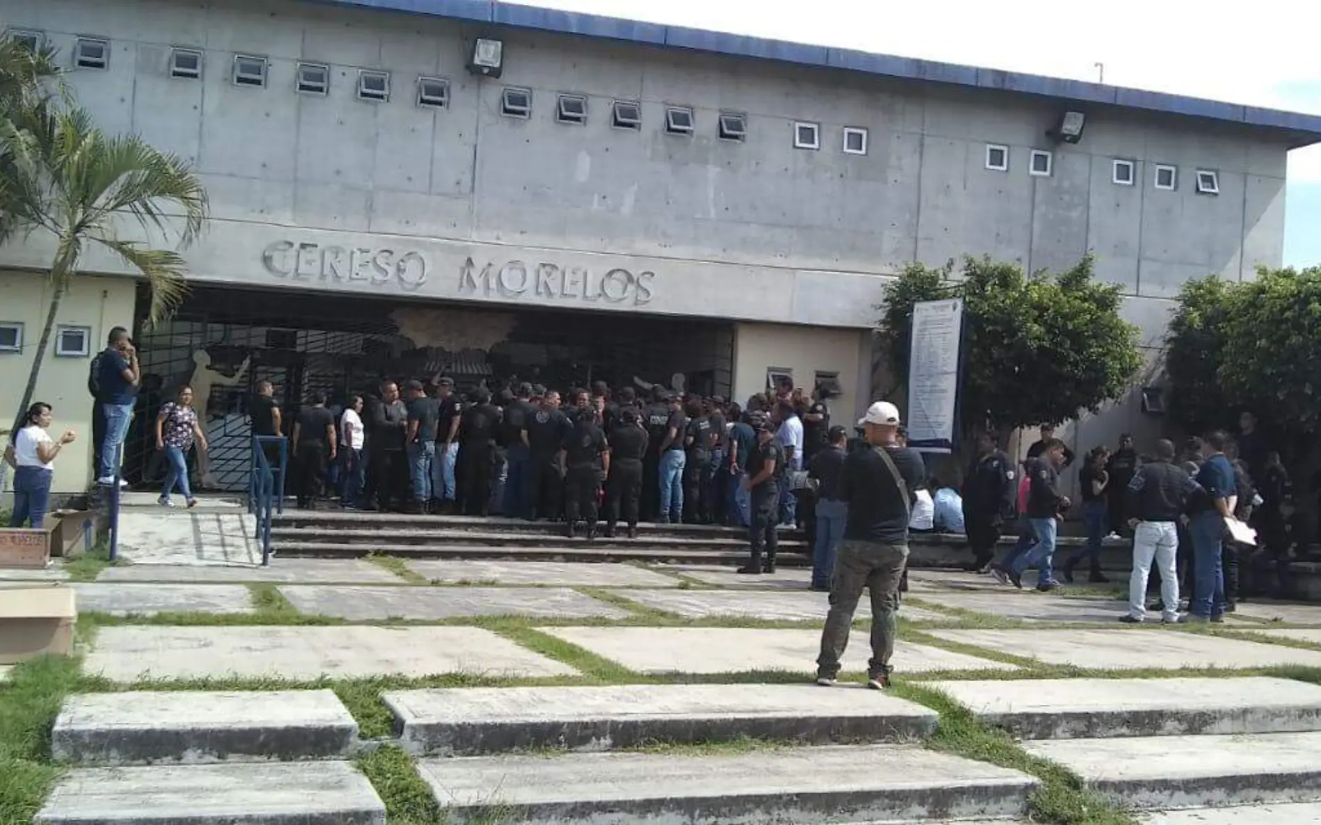 Celadores realizaron un paro de brazos caídos la mañana de ayer en el penal de Atlacholoaya José Luis Rojas